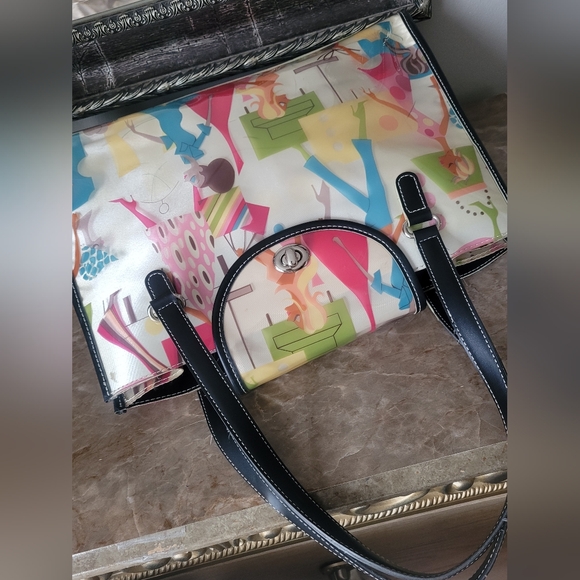 Maxx New York Women's Fashionista Graphic Vinil Shoulders/Tote Bag 15"×10"×5" - Picture 14 of 16